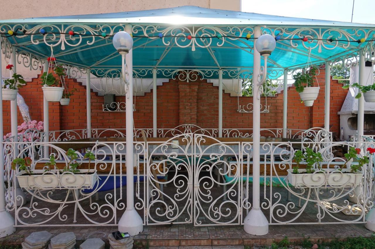White House Apartments Odessa Extérieur photo