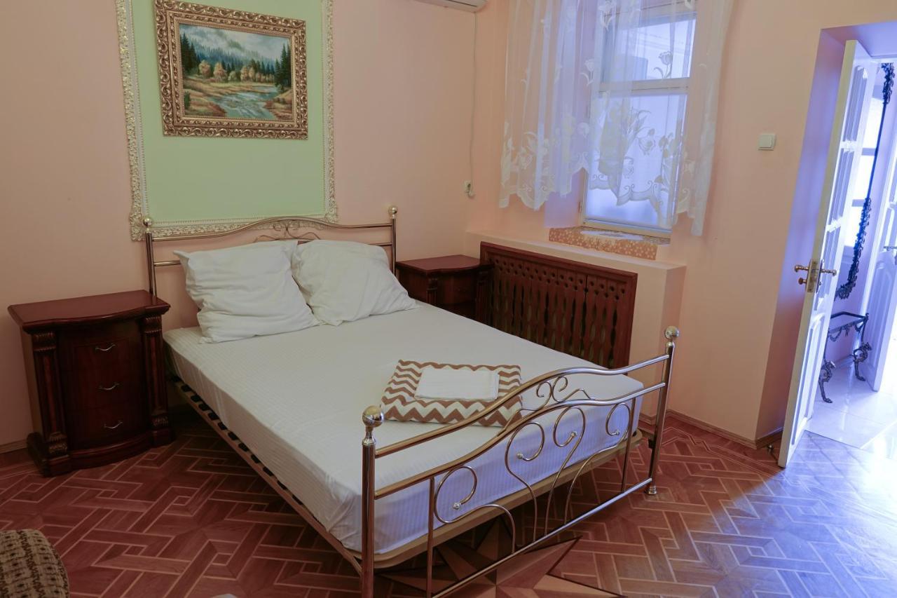 White House Apartments Odessa Extérieur photo